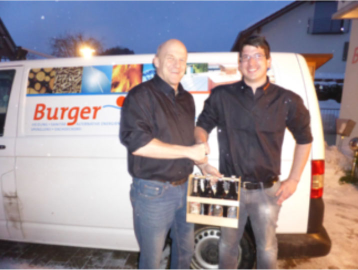 Von links nach rechts: Inhaber Dietmar Burger gratuliert  Stefan Zeh zu seinem 10-Jährigem.