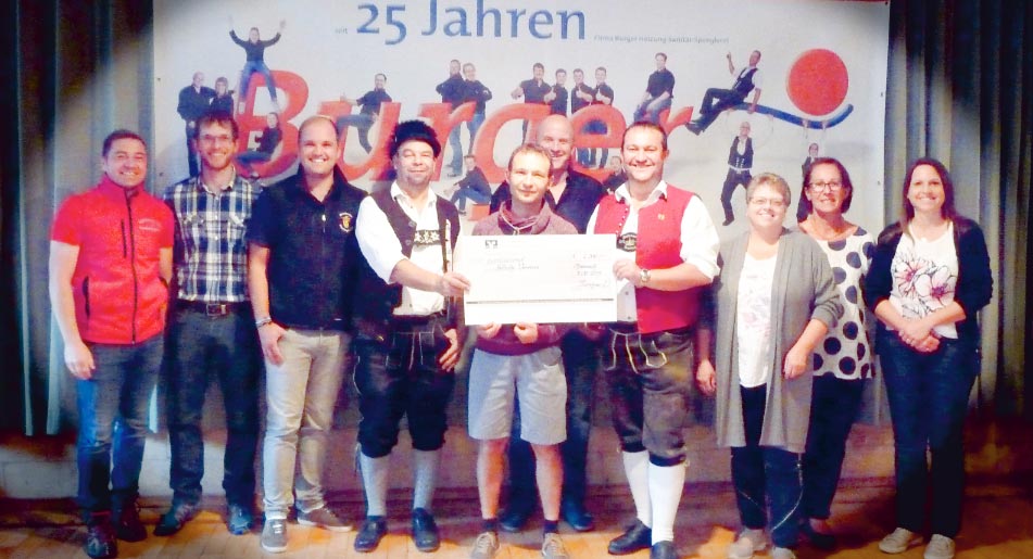 Von links nach rechts: Herbert Lochbihler Feuerwehr Moosbach/Untergassen, Andreas Mohr Schützenverein Moosbach, Florian Mohr Faschingsverein Moosbach, Franz Mühleisen Trachtenverein Moosbach, Phillip Quack TSV Moosbach, Firmeninhaber Dietmar Burger, Franz Uhlemayr Musikkapelle Moosbach, Margit Dittrich, Tamara Seiler Krankenpflegeverein Sulzberg, Claudia Günther Kindergar-ten Moosbach